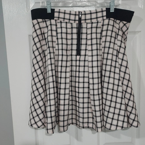 Torrid Ivory Gingham Mini Twill Pleated Skater Skirt in Size 1 (14/16) - Picture 8 of 12